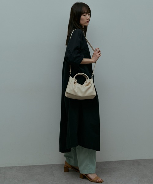 flaeu（フラユ）の「Ring Handle 2Way Bag（ショルダーバッグ・レディース・ブラック/アイボリー/ブラウン・FREE）」の7枚目の写真