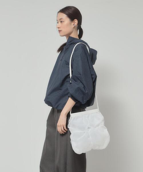 HIROKO HAYASHI(ヒロコハヤシ)の「FABRE(ファーブル)ショルダーバッグ(ショルダーバッグ・レディース・ホワイト系3/ブラック・00)」の2枚目の写真