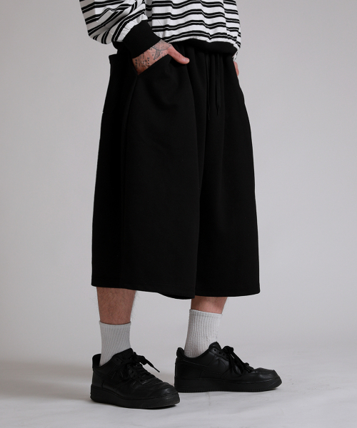 LIKE THE MOST（ライクザモースト）の「サイドピンタック8部バミューダトレーニングパンツ_ブラック（その他パンツ・レディース・ブラック・MEDIUM/LARGE）」の3枚目の写真