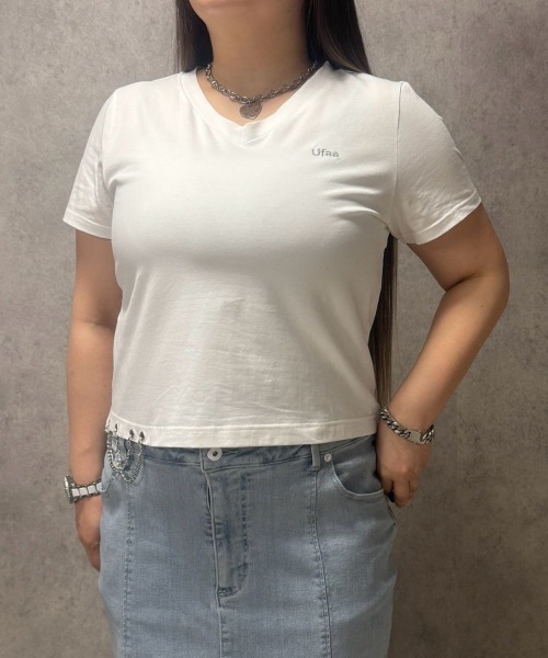 SMILE LAND(スマイルランド)の「【maryさんコラボ】ロゴ刺しゅうVネックチェーンTシャツ<大きいサイズ有>(Tシャツ/カットソー・レディース・ミント/ホワイト・3L/LL/L/M)」の2枚目の写真