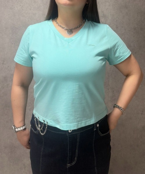 SMILE LAND(スマイルランド)の「【maryさんコラボ】ロゴ刺しゅうVネックチェーンTシャツ<大きいサイズ有>(Tシャツ/カットソー・レディース・ミント/ホワイト・3L/LL/L/M)」の3枚目の写真