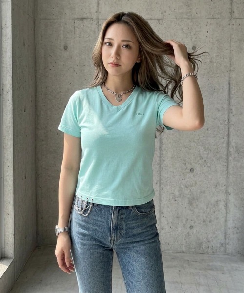 SMILE LAND(スマイルランド)の「【maryさんコラボ】ロゴ刺しゅうVネックチェーンTシャツ<大きいサイズ有>(Tシャツ/カットソー・レディース・ミント/ホワイト・3L/LL/L/M)」の6枚目の写真