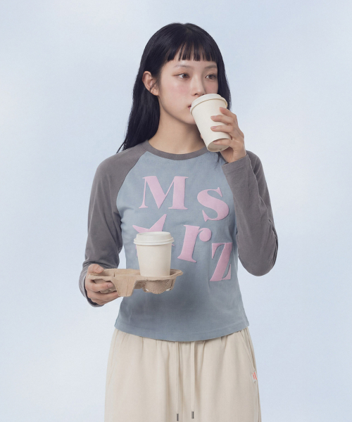 MASMARULEZ APPAREL（マスマルールズ アパレル）の「Typo Raglan Long Sleeve_Sky Blue（Tシャツ/カットソー・レディース・スカイブルー・ONE SIZE）」の2枚目の写真