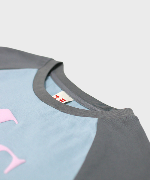 MASMARULEZ APPAREL（マスマルールズ アパレル）の「Typo Raglan Long Sleeve_Sky Blue（Tシャツ/カットソー・レディース・スカイブルー・ONE SIZE）」の5枚目の写真
