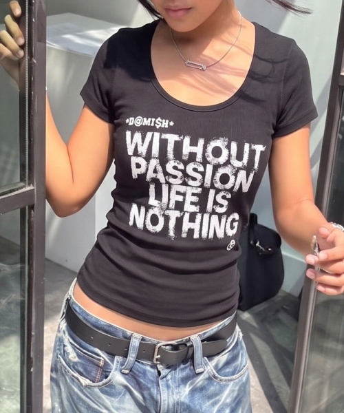 DAMISH(ダミシュ)の「スプレーレタリングUネックスリムTシャツ_ブラック(Tシャツ/カットソー・レディース・ブラック・OS)」の2枚目の写真