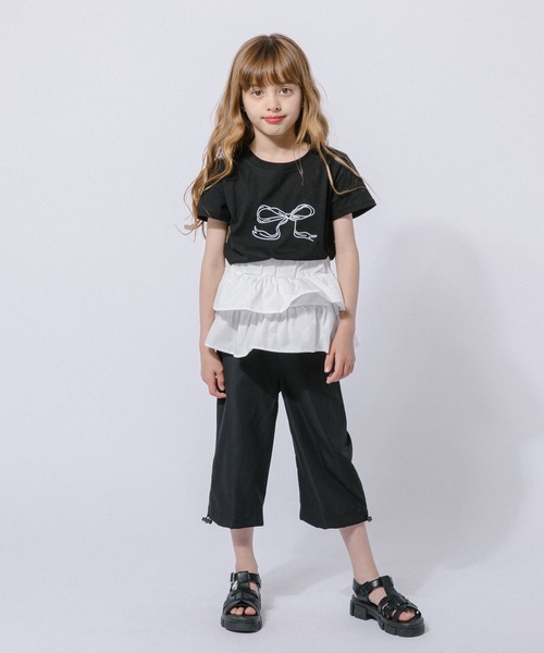 URBAN CHERRY（アーバンチェリー）の「【2点セット】リボンプリントクロップドTシャツ＋フリルドッキングパンツ（Tシャツ/カットソー・キッズ・ブラック・110cm/120cm/130cm）」の9枚目の写真