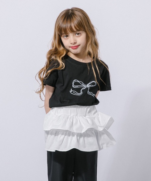URBAN CHERRY（アーバンチェリー）の「【2点セット】リボンプリントクロップドTシャツ＋フリルドッキングパンツ（Tシャツ/カットソー・キッズ・ブラック・110cm/120cm/130cm）」の2枚目の写真