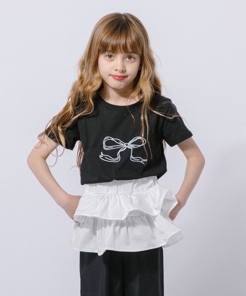 URBAN CHERRY（アーバンチェリー）の「【2点セット】リボンプリントクロップドTシャツ＋フリルドッキングパンツ（Tシャツ/カットソー・キッズ・ブラック・110cm/120cm/130cm）」の3枚目の写真