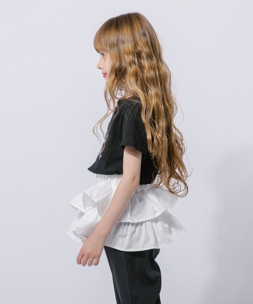 URBAN CHERRY（アーバンチェリー）の「【2点セット】リボンプリントクロップドTシャツ＋フリルドッキングパンツ（Tシャツ/カットソー・キッズ・ブラック・110cm/120cm/130cm）」の4枚目の写真