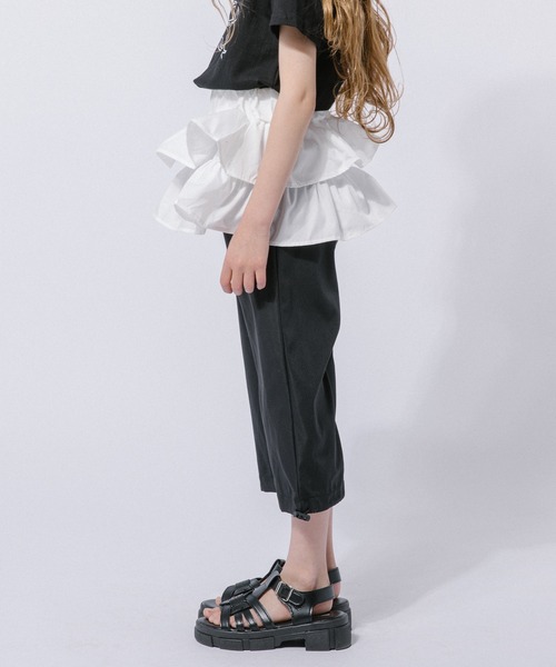 URBAN CHERRY（アーバンチェリー）の「【2点セット】リボンプリントクロップドTシャツ＋フリルドッキングパンツ（Tシャツ/カットソー・キッズ・ブラック・110cm/120cm/130cm）」の7枚目の写真