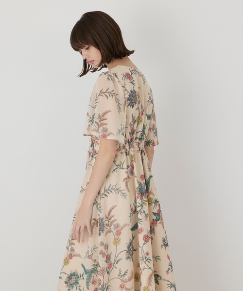 GRACE CONTINENTAL(グレースコンチネンタル)の「シノワズリプリントワンピース(ワンピース・レディース・ベージュ/ブルー・36/38)」の7枚目の写真