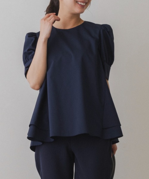 Sono(ソーノ)の「【SONO/ソーノ】【SONO NAVY/ソーノネイビー】バックティアードパフィブラウス(シャツ/ブラウス・レディース・ホワイト/ネイビー・F)」の1枚目の写真