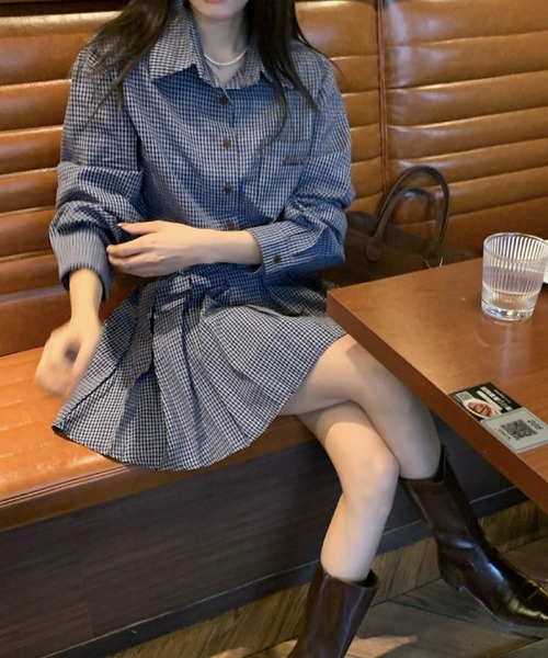 2ly2（トゥーリートゥー）の「チェックシャツワンピース レディース ミニ丈 長袖 ベルト付き プリーツ（ワンピース・レディース・ネイビー・FREE）」の5枚目の写真
