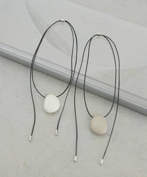 cheriella(シェリエラ)の「【cheriella】ニュアンスストーンロングネックレス NUANCE STONE LONG NECKLACE(ネックレス・レディース・オフホワイト/グレイッシュベージュ・FREE)」の1枚目の写真
