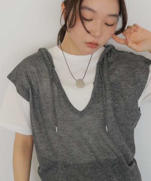 cheriella(シェリエラ)の「【cheriella】ニュアンスストーンロングネックレス NUANCE STONE LONG NECKLACE(ネックレス・レディース・オフホワイト/グレイッシュベージュ・FREE)」の2枚目の写真