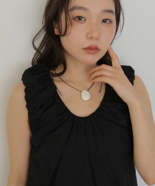 cheriella(シェリエラ)の「【cheriella】ニュアンスストーンロングネックレス NUANCE STONE LONG NECKLACE(ネックレス・レディース・オフホワイト/グレイッシュベージュ・FREE)」の3枚目の写真