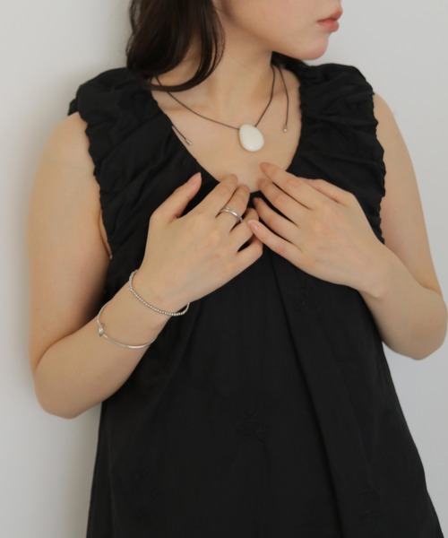cheriella(シェリエラ)の「【cheriella】ニュアンスストーンロングネックレス NUANCE STONE LONG NECKLACE(ネックレス・レディース・オフホワイト/グレイッシュベージュ・FREE)」の5枚目の写真