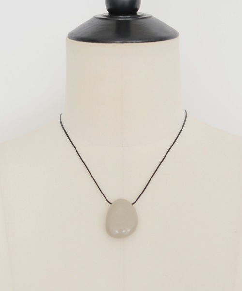 cheriella(シェリエラ)の「【cheriella】ニュアンスストーンロングネックレス NUANCE STONE LONG NECKLACE(ネックレス・レディース・オフホワイト/グレイッシュベージュ・FREE)」の10枚目の写真