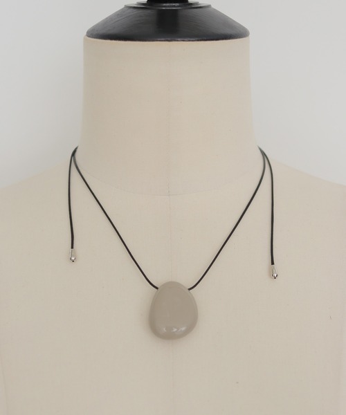 cheriella(シェリエラ)の「【cheriella】ニュアンスストーンロングネックレス NUANCE STONE LONG NECKLACE(ネックレス・レディース・オフホワイト/グレイッシュベージュ・FREE)」の11枚目の写真