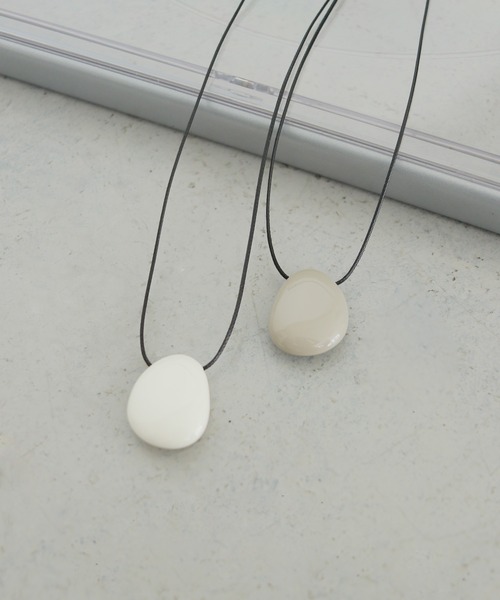 cheriella(シェリエラ)の「【cheriella】ニュアンスストーンロングネックレス NUANCE STONE LONG NECKLACE(ネックレス・レディース・オフホワイト/グレイッシュベージュ・FREE)」の15枚目の写真