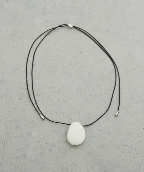cheriella(シェリエラ)の「【cheriella】ニュアンスストーンロングネックレス NUANCE STONE LONG NECKLACE(ネックレス・レディース・オフホワイト/グレイッシュベージュ・FREE)」の16枚目の写真