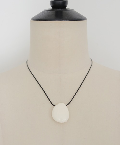 cheriella(シェリエラ)の「【cheriella】ニュアンスストーンロングネックレス NUANCE STONE LONG NECKLACE(ネックレス・レディース・オフホワイト/グレイッシュベージュ・FREE)」の18枚目の写真