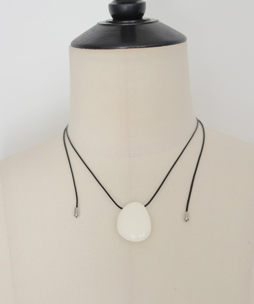 cheriella(シェリエラ)の「【cheriella】ニュアンスストーンロングネックレス NUANCE STONE LONG NECKLACE(ネックレス・レディース・オフホワイト/グレイッシュベージュ・FREE)」の8枚目の写真