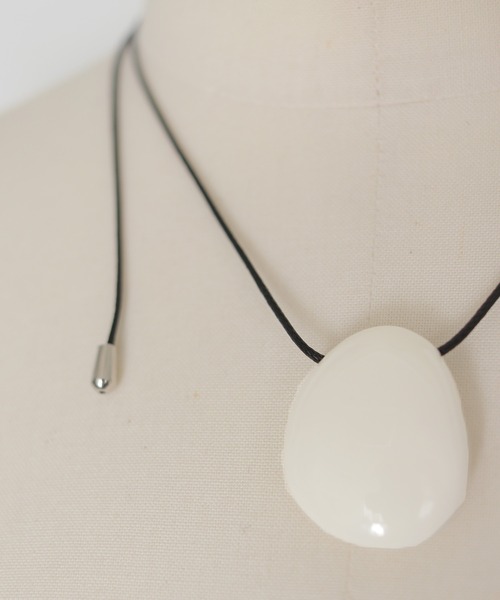 cheriella(シェリエラ)の「【cheriella】ニュアンスストーンロングネックレス NUANCE STONE LONG NECKLACE(ネックレス・レディース・オフホワイト/グレイッシュベージュ・FREE)」の9枚目の写真