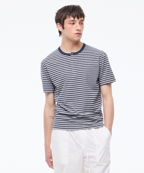 LEARVE（ルアブ）の「ストライプスナップヘンリーネックハーフTシャツネイビー（Tシャツ/カットソー・メンズ・その他・MEDIUM/LARGE/X-LARGE）」の2枚目の写真