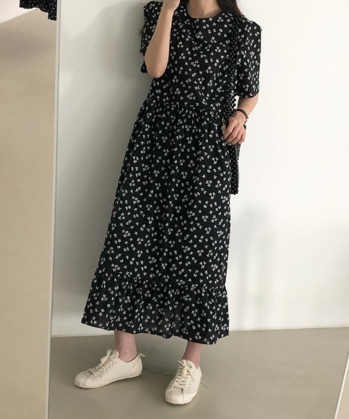 LUCPY（ラクピー）の「フラワーティアードロングワンピース（ワンピース・レディース・ブラック・LARGE/MEDIUM/XX-LARGE/X-LARGE）」の2枚目の写真