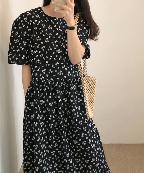 LUCPY（ラクピー）の「フラワーティアードロングワンピース（ワンピース・レディース・ブラック・LARGE/MEDIUM/XX-LARGE/X-LARGE）」の3枚目の写真