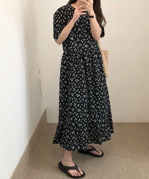 LUCPY（ラクピー）の「フラワーティアードロングワンピース（ワンピース・レディース・ブラック・LARGE/MEDIUM/XX-LARGE/X-LARGE）」の4枚目の写真