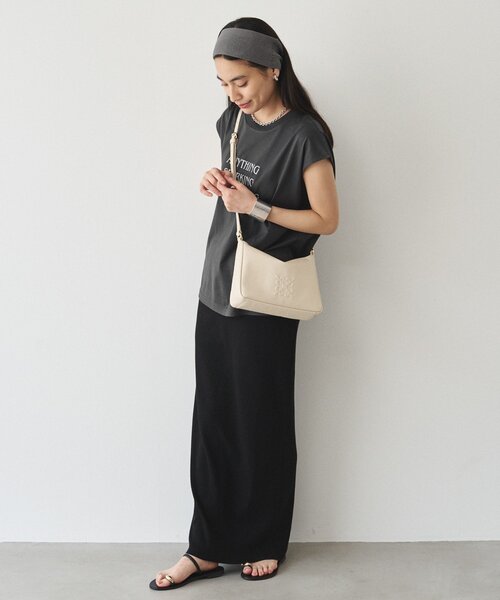 russet(ラシット)の「《本革/270g》エンボスモノグラムショルダーバッグ(ショルダーバッグ・レディース・ブラック/ライトグレー/アイボリー・FREE)」の8枚目の写真