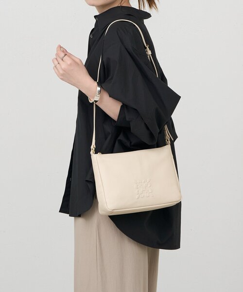 russet(ラシット)の「《本革/270g》エンボスモノグラムショルダーバッグ(ショルダーバッグ・レディース・ブラック/ライトグレー/アイボリー・FREE)」の9枚目の写真