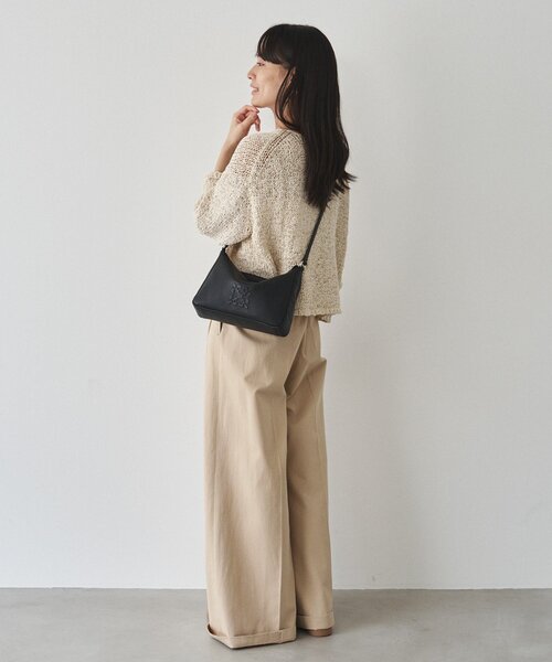 russet(ラシット)の「《本革/270g》エンボスモノグラムショルダーバッグ(ショルダーバッグ・レディース・ブラック/ライトグレー/アイボリー・FREE)」の18枚目の写真