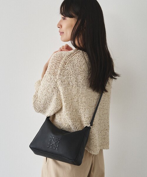russet(ラシット)の「《本革/270g》エンボスモノグラムショルダーバッグ(ショルダーバッグ・レディース・ブラック/ライトグレー/アイボリー・FREE)」の19枚目の写真