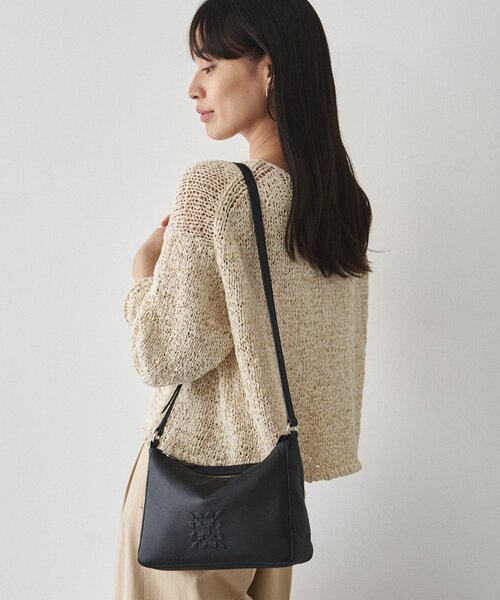 russet(ラシット)の「《本革/270g》エンボスモノグラムショルダーバッグ(ショルダーバッグ・レディース・ブラック/ライトグレー/アイボリー・FREE)」の20枚目の写真