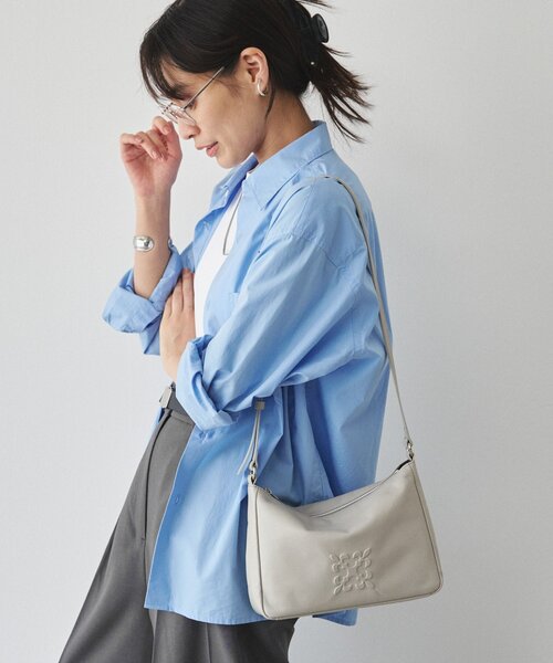 russet(ラシット)の「《本革/270g》エンボスモノグラムショルダーバッグ(ショルダーバッグ・レディース・ブラック/ライトグレー/アイボリー/ダークブラウン・FREE)」の3枚目の写真