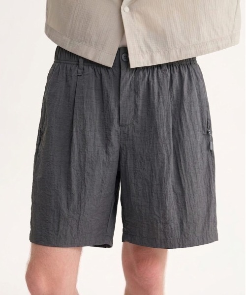 MODE COMMUTER(モードコミューター)の「Textured Air Wide Shorts(その他パンツ・メンズ・グレー/ブラック・SMALL/MEDIUM/LARGE)」の2枚目の写真