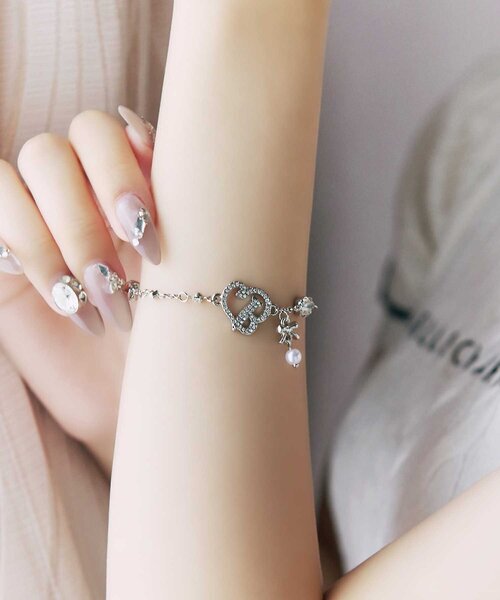 Belle Charme(ベルシャルム)の「【Belle Charme】Crystal Logo Bracelet(ブレスレット・レディース・シルバー・FREE)」の3枚目の写真