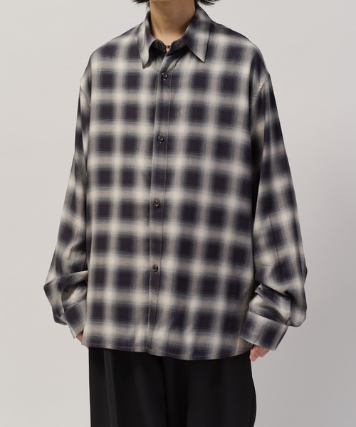 Lui's(ルイス)の「オンブレーチェックシャツ(シャツ/ブラウス・メンズ・ブラック/ネイビー・S/M)」の2枚目の写真