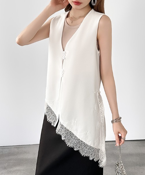 COCOMOMO(ココモモ)の「大人の綺麗めレイヤード 裾レースアシメベスト レースベスト レース ジレ ベスト アシンメトリー 裾レース Vネックベスト レイヤード 重ね着 ジャケット合わせ オフィスカジュアル フォーマル(ベスト・レディース・ホワイト/ブラック/ダークブラウン・FREE)」の5枚目の写真