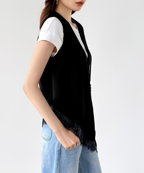 COCOMOMO(ココモモ)の「大人の綺麗めレイヤード 裾レースアシメベスト レースベスト レース ジレ ベスト アシンメトリー 裾レース Vネックベスト レイヤード 重ね着 ジャケット合わせ オフィスカジュアル フォーマル(ベスト・レディース・ホワイト/ブラック/ダークブラウン・FREE)」の15枚目の写真