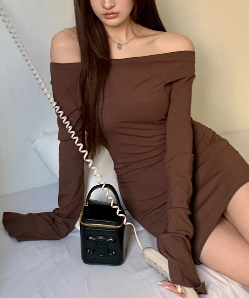LUCPY(ラクピー)の「オフショルダーギャザーミニワンピース(ワンピース・レディース・ブラウン・LARGE/MEDIUM/SMALL)」の2枚目の写真