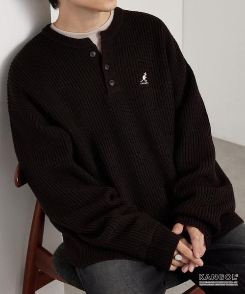 KANGOL(カンゴール)の「KANGOL/カンゴール 別注 ロゴ刺繍 バルキー オーバーサイズ ヘンリーネックニット(ニット/セーター・メンズ・ブラック/ネイビー/グレイッシュベージュ/チャコール/アイボリー/ブラウン系/ワインレッド・M/S/L)」の4枚目の写真