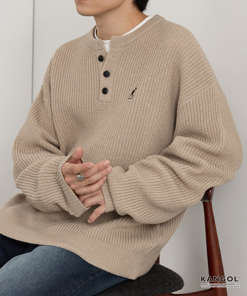 KANGOL(カンゴール)の「KANGOL/カンゴール 別注 ロゴ刺繍 バルキー オーバーサイズ ヘンリーネックニット(ニット/セーター・メンズ・ブラック/ネイビー/グレイッシュベージュ/チャコール/アイボリー/ブラウン系/ワインレッド・M/S/L)」の5枚目の写真