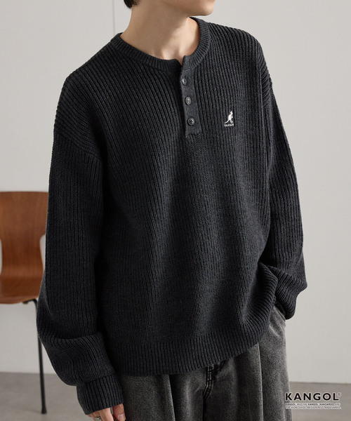 KANGOL(カンゴール)の「KANGOL/カンゴール 別注 ロゴ刺繍 バルキー オーバーサイズ ヘンリーネックニット(ニット/セーター・メンズ・ブラック/ネイビー/グレイッシュベージュ/チャコール/アイボリー/ブラウン系/ワインレッド・M/S/L)」の3枚目の写真