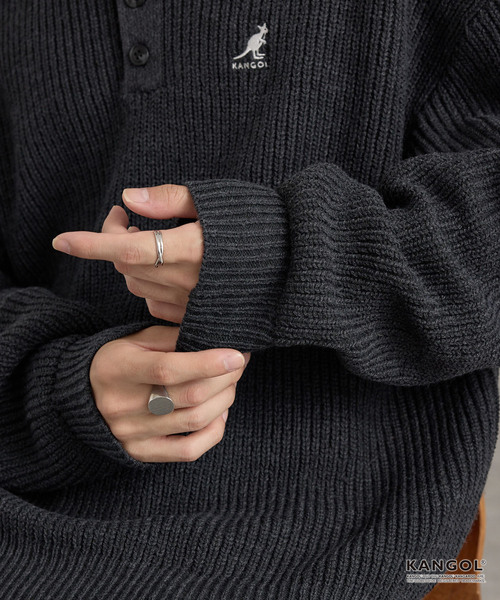 KANGOL(カンゴール)の「KANGOL/カンゴール 別注 ロゴ刺繍 バルキー オーバーサイズ ヘンリーネックニット(ニット/セーター・メンズ・ブラック/ネイビー/グレイッシュベージュ/チャコール/アイボリー/ブラウン系/ワインレッド・M/S/L)」の19枚目の写真