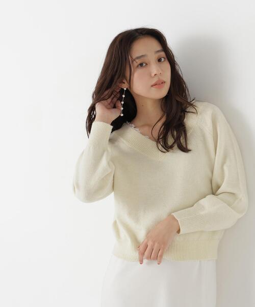 NATURAL BEAUTY BASIC(ナチュラルビューティーベーシック)の「レースVネックニット(ニット/セーター・レディース・グレー/ブルー/イエロー・FREE)」の3枚目の写真