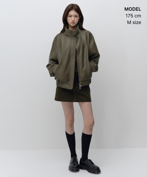 MUSINSA STANDARD WOMAN（ムシンサスタンダードウーマン）の「ウィメンズ シンセティックレザー ハイネック ブルゾンジャケット [オリーブ]（ライダースジャケット・レディース・その他・LARGE/SMALL/MEDIUM）」の2枚目の写真